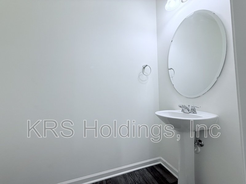 End Unit Townhome with a Basement in Clayton! property image