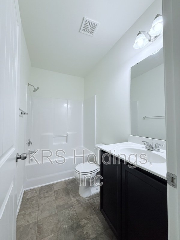 End Unit Townhome with a Basement in Clayton! property image