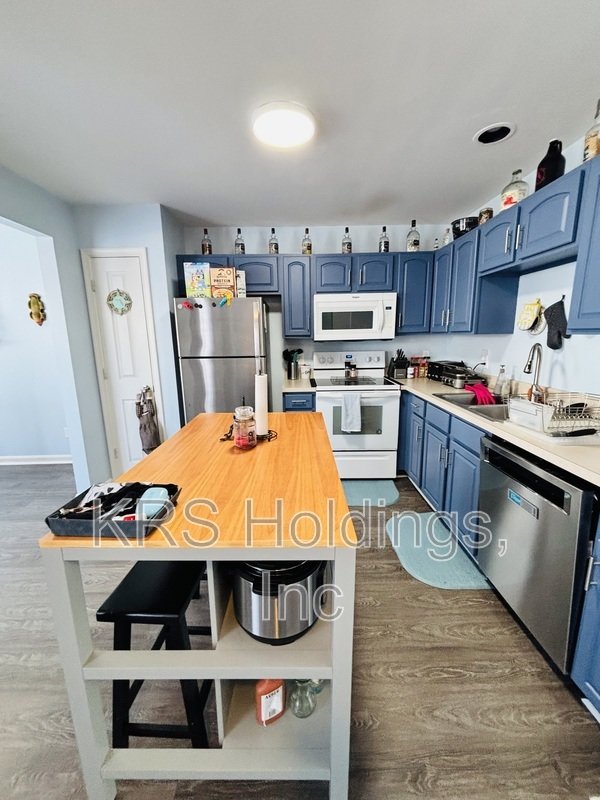 Renovated Corner lot Available for April property image