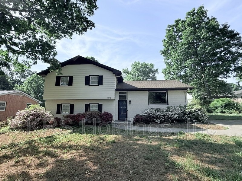 Adorable Home in Greenwood Farms! property image