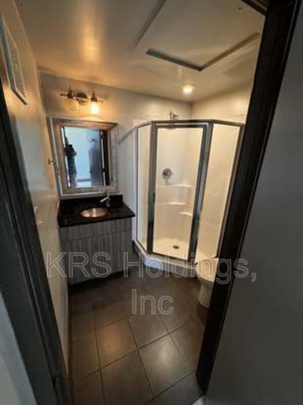 123 Pine St Apt 8 property image