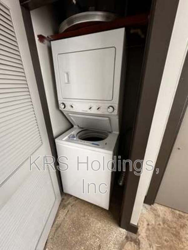 123 Pine St Apt 8 property image