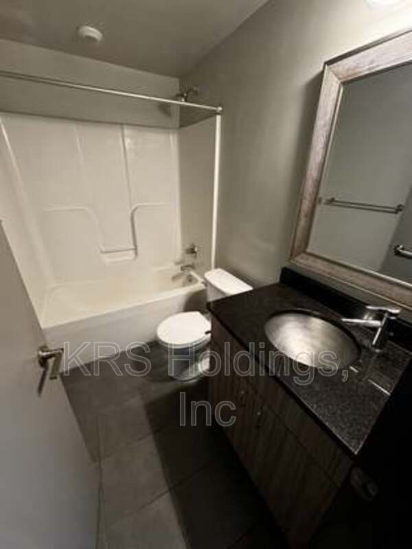 123 Pine St Apt 8 property image