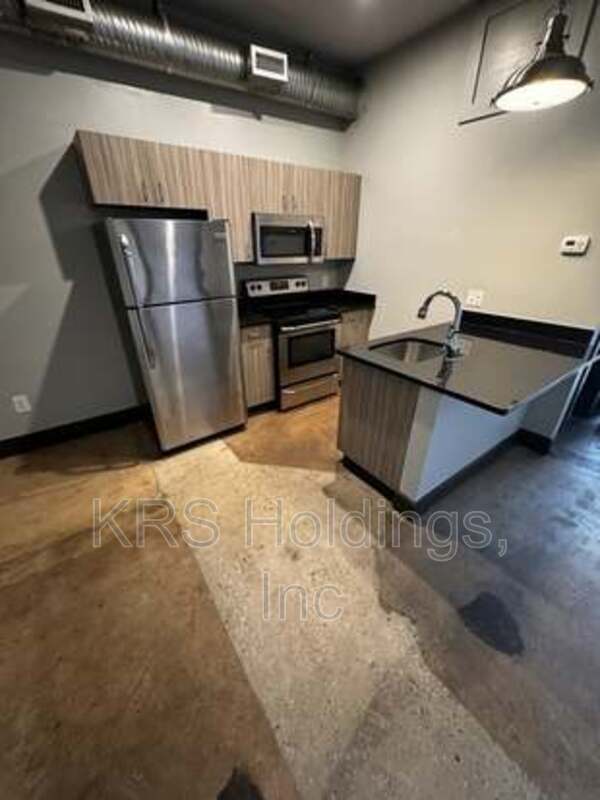 123 Pine St Apt 8 property image