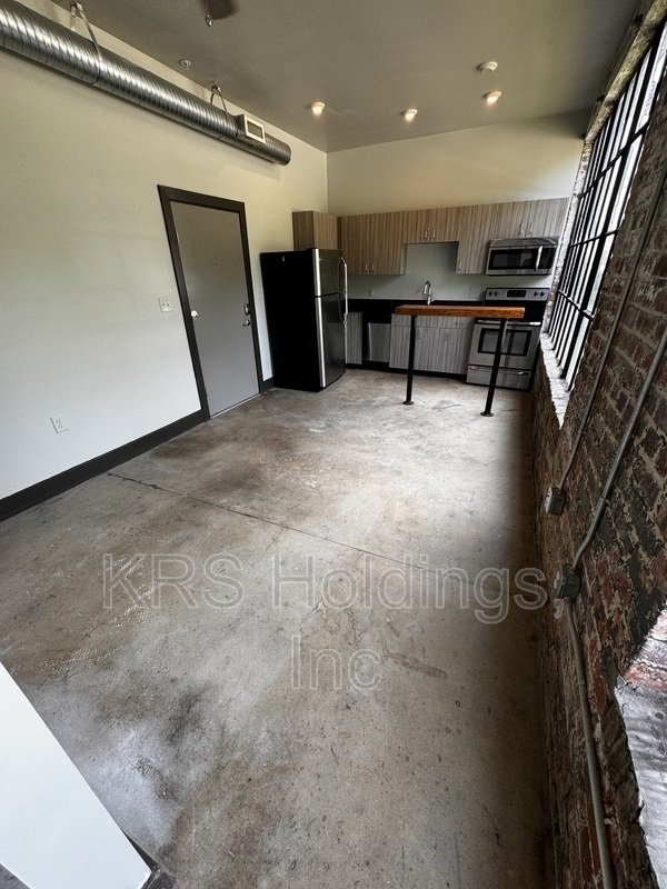 123 Pine St Apt 8 property image