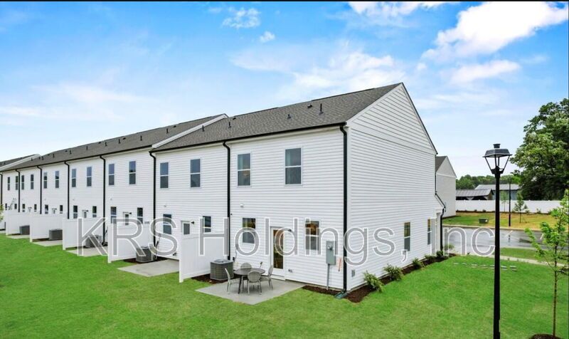 End Unit Townhome in Brand New Community! property image