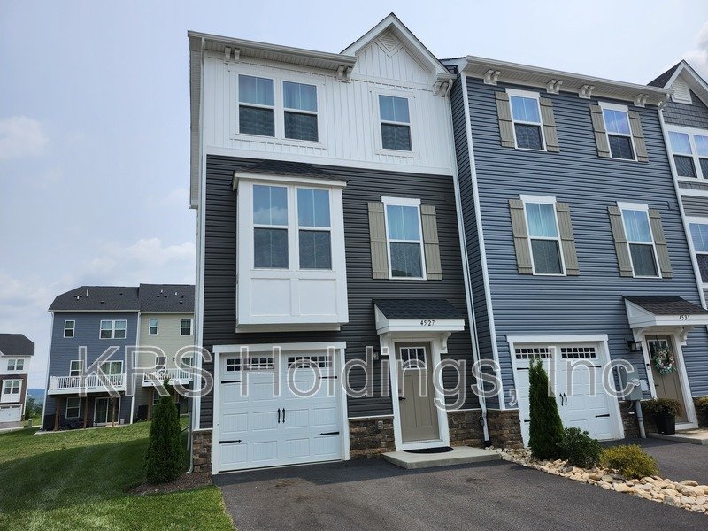 READY NOW, TOWNHOUSE NEAR HARRISONBURG - 4 BR, 3.5 Bath End Unit property image