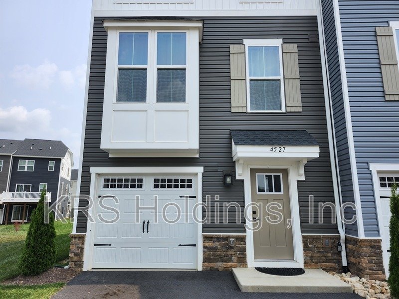 READY NOW, TOWNHOUSE NEAR HARRISONBURG - 4 BR, 3.5 Bath End Unit property image