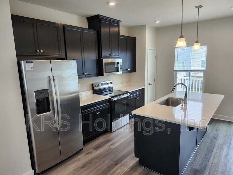 READY NOW, TOWNHOUSE NEAR HARRISONBURG - 4 BR, 3.5 Bath End Unit property image