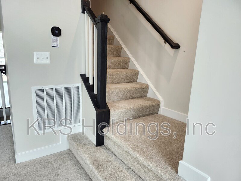 READY NOW, TOWNHOUSE NEAR HARRISONBURG - 4 BR, 3.5 Bath End Unit property image