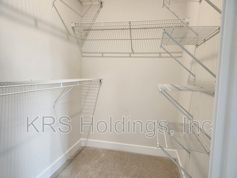 READY NOW, TOWNHOUSE NEAR HARRISONBURG - 4 BR, 3.5 Bath End Unit property image
