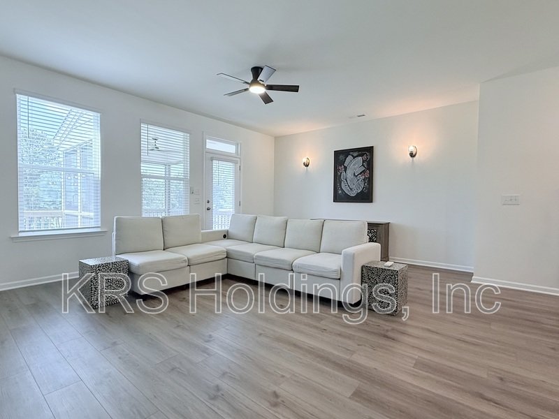 Move In Ready Townhome with Screened in Porch and Golf Course Views! property image