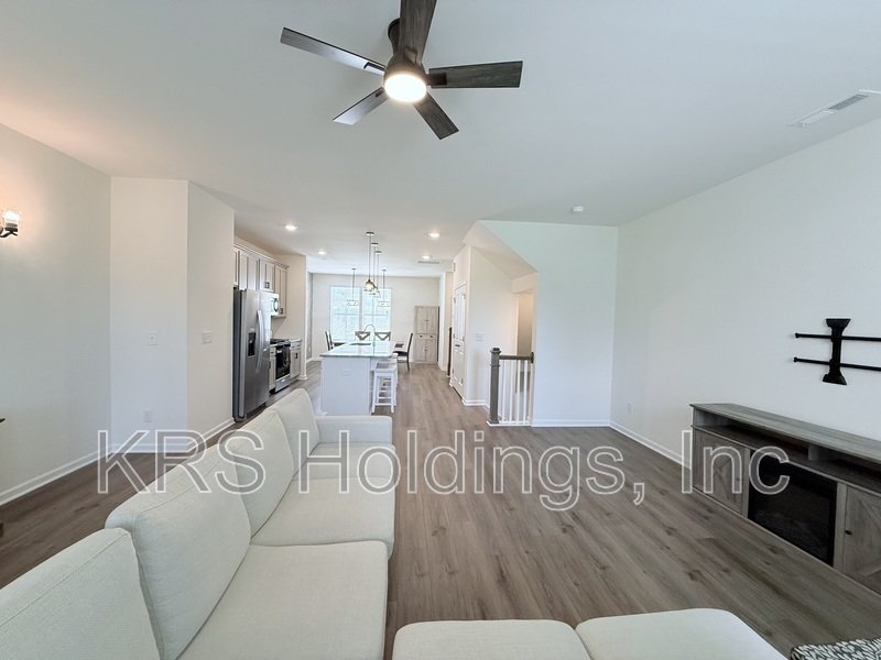Move In Ready Townhome with Screened in Porch and Golf Course Views! property image