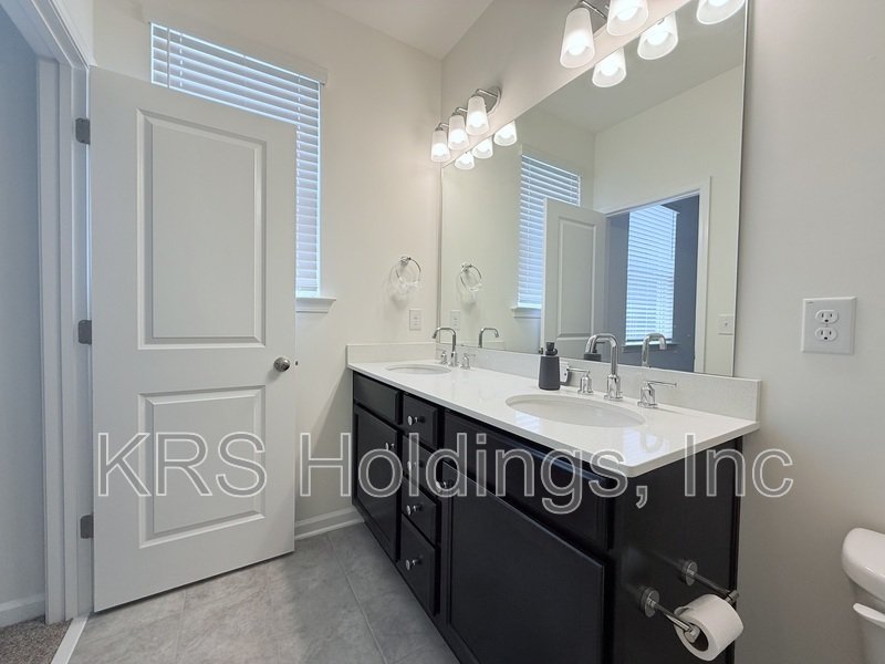 Move In Ready Townhome with Screened in Porch and Golf Course Views! property image