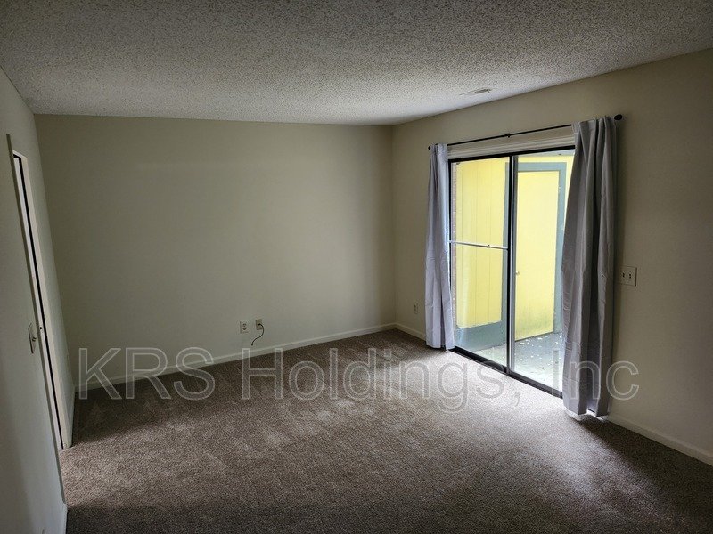 AVAILABLE IMMEDIATELY-2-Bedroom Townhouse Conveniently Located Near JMU property image