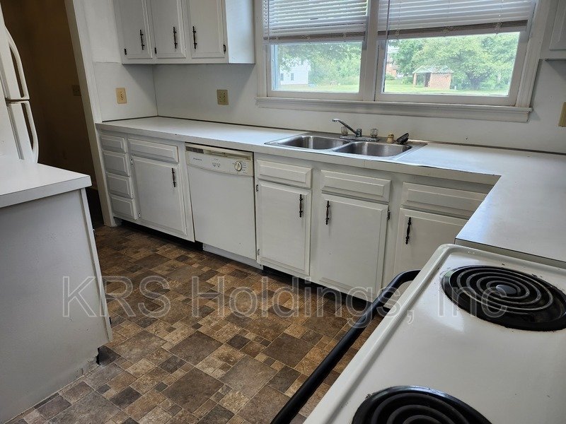 AVAILABLE IMMEDIATELY-2-Bedroom Townhouse Conveniently Located Near JMU property image