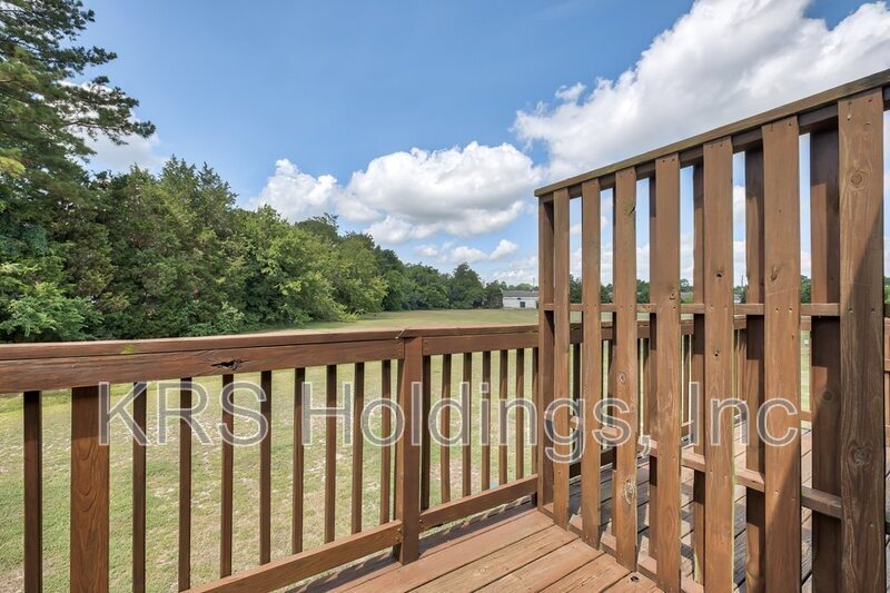 Country setting in quiet neighborhood. Close to beach, shopping, and schools. property image