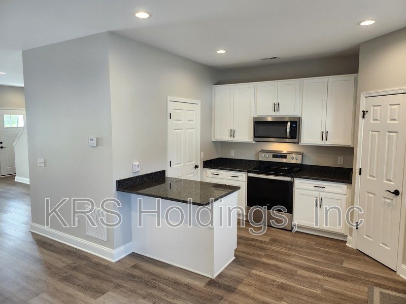 AVAILABLE NOW-Practically New 3 BR, 2.5 Bath Townhome, Great Harrisonburg Location property image